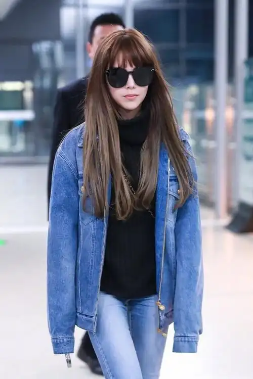 昆凌低调现身机场穿牛仔衣剪齐刘海呆萌帅气怪不得周杰伦娶她