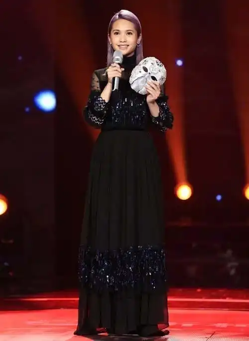 杨丞琳脱下面具后,丑鸟变美女.(微博)