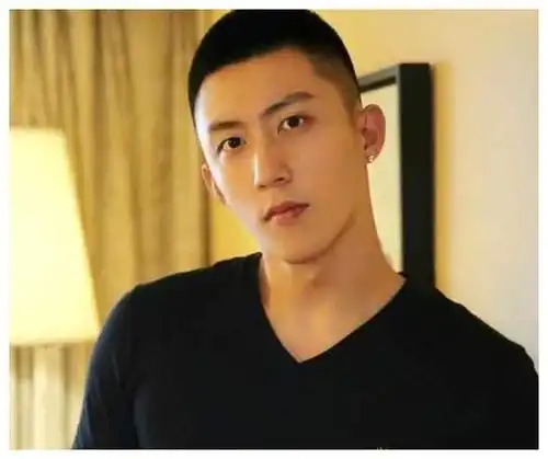 都说寸头才最man,看看欧豪张一山男友力十足,他却撞脸吴彦祖