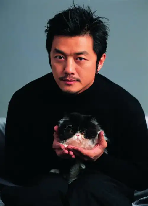 5月15日下午,李亚鹏发微博确认恋情,称交往对象"是一位偶尔喜欢唱唱