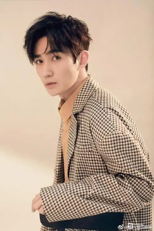 30岁的朱一龙身穿个性风衣外套,王者范儿十足,网友:太帅了