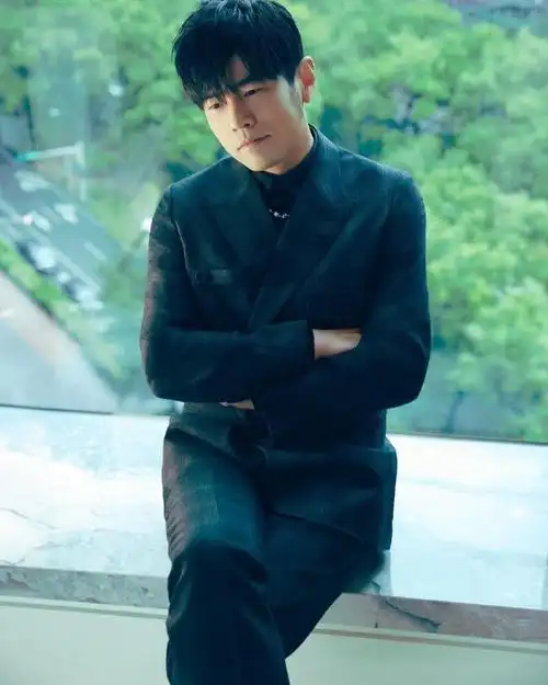 周杰伦ins更新:作为迪奥的全球大使 我想我应该带我的时尚妈妈去新开