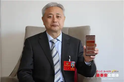 尹程扫描了报告上的二维码后,报告图解徐徐展开,温馨明亮,简洁易懂的