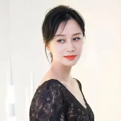 倪虹洁这个名字大家应该都很熟悉,作为中年女演员的代表,她可以说是