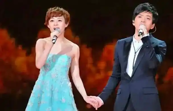 李健44岁妻子孟小蓓罕见露面结婚20年始终坚持丁克后悔了吗