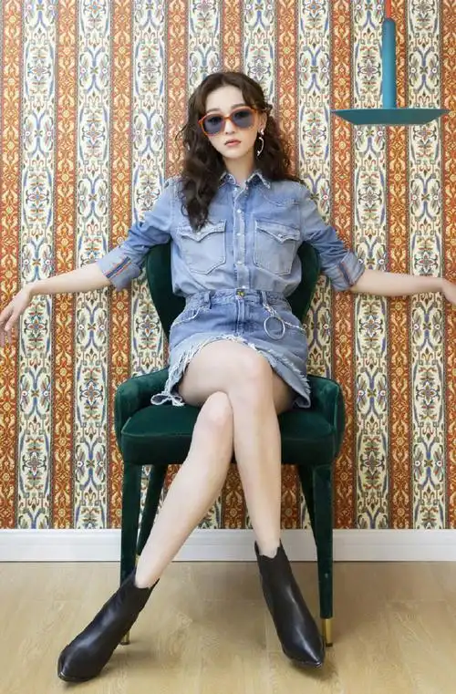 简介:吴谨言时尚俏丽活动写真图片,分享一组吴谨言图片给大家,图中的