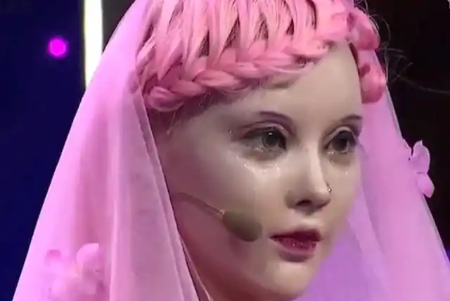 芭比娃娃的五官都很精致,是以世界上有名的美女为原型,制作而成的.