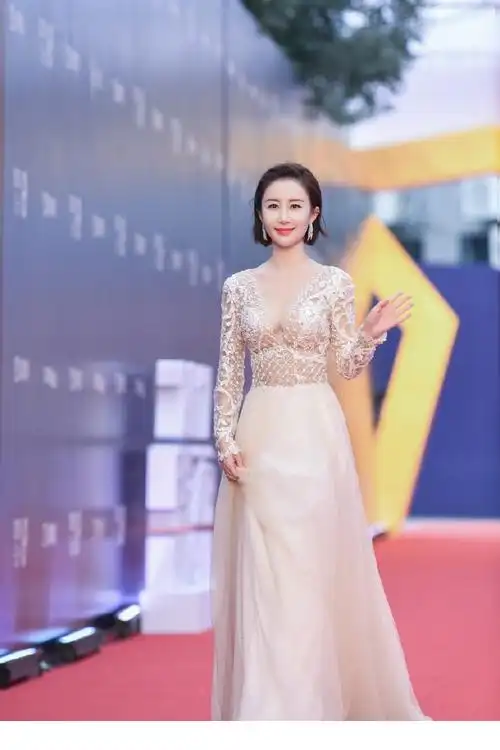 被舒畅的好身材迷住了穿薄纱裙一点也不遮掩真不怕走光