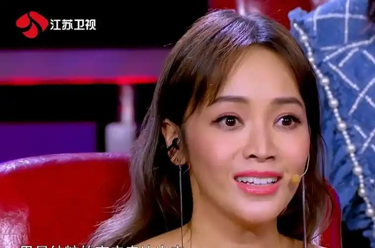 蒙面唱将史上最能吃歌手侯佩岑疯狂调侃揭面后全场闭嘴