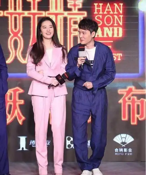 与陈晓相比,陈晓身高达到了180厘米,但站在穿着高跟鞋的刘亦菲旁边