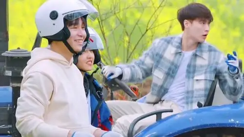 张子枫呼叫张艺兴,不料哥哥开拖拉机听不见,尴尬了!