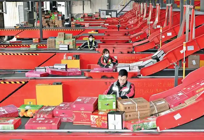 临猗县顺丰物流公司智能分拣作业线上忙碌