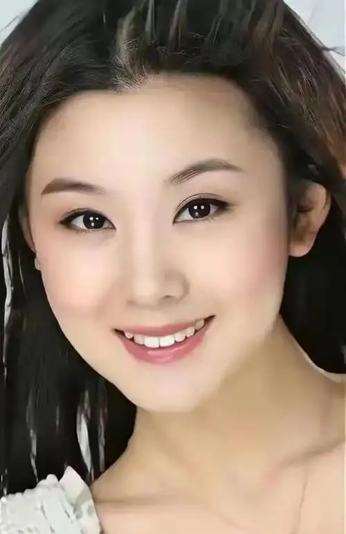 温柔秀丽的李小萌,惊艳迷人,温婉秀雅的写真美图!__财经头条