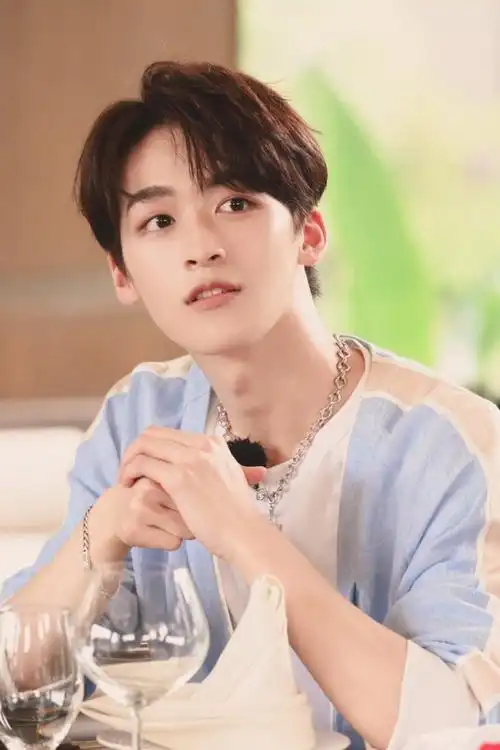 何洛洛首次担任户外真人秀节目的常驻嘉宾,综艺感十足,每期节目都饱含