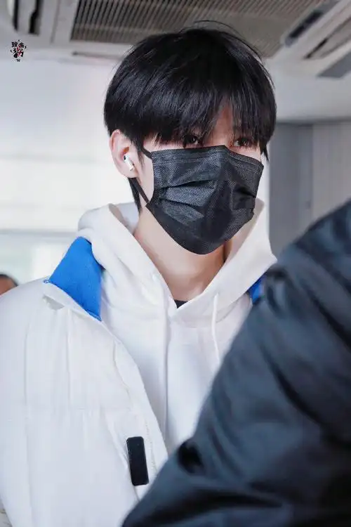 张真源时光音乐会机场出发路透##张真源录制时光音乐会出发饭拍