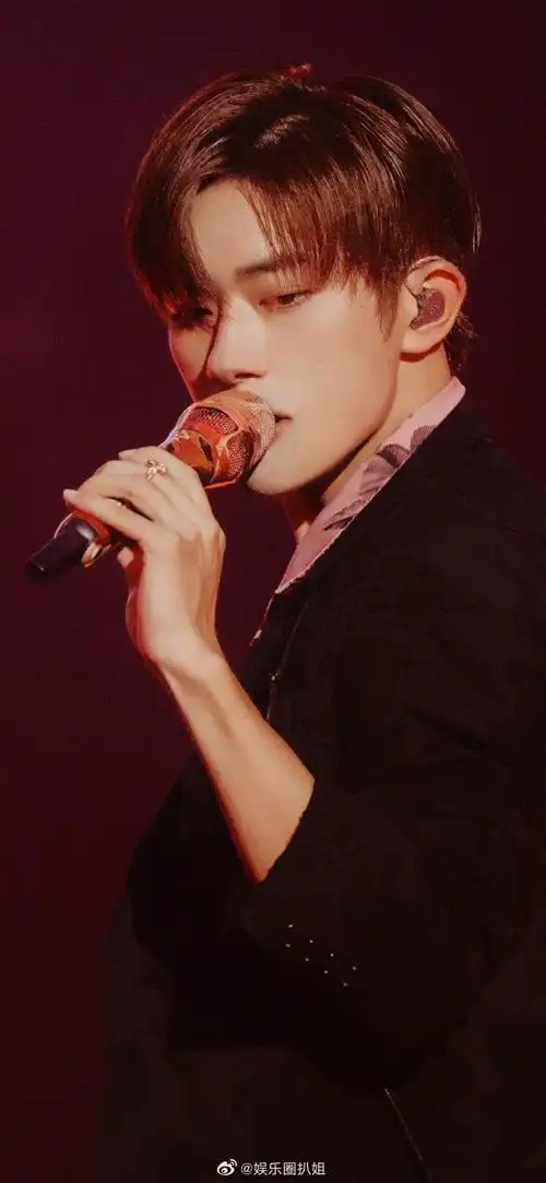 易烊千玺金发长刘海