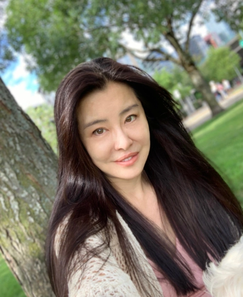 54岁王祖贤分享素颜近照 眉眼温柔状态好