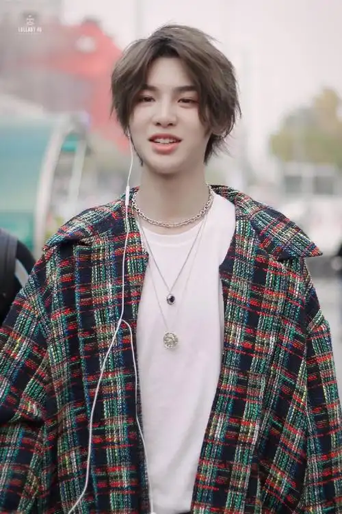 黄明昊那年今日#20181106  韩国工作外出cr:logo@jjjustin0219