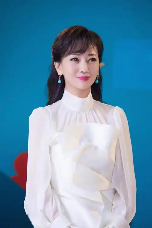 赵雅芝白色造型写真释出 笑容温暖治愈气质优雅迷人_笑容_赵雅芝_治愈