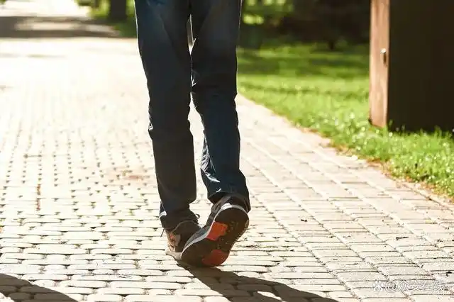 这5种走路姿势,可能是疾病信号!快看看你和身边的人有没有