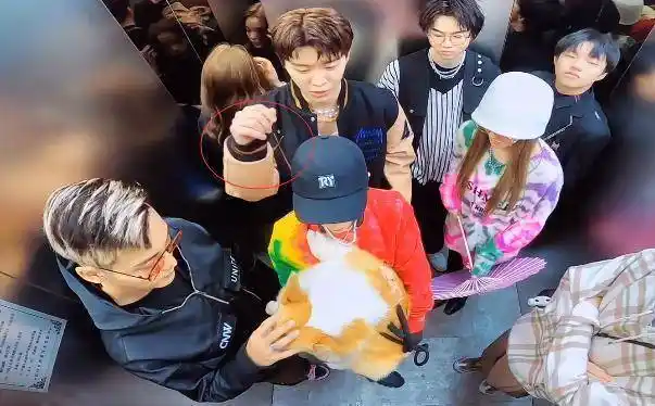 范丞丞把刘雨昕圈怀里,反应最大的却是陈伟霆,一脸醋意吓坏导演_举动