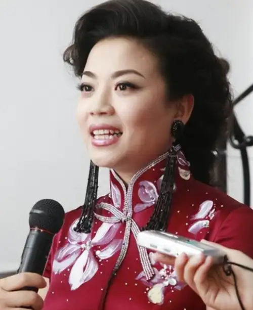 回顾张也55岁还未婚和62岁的吕继宏互相陪伴多年不结婚也幸福