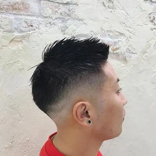 男生把两边推光的发型都很有型