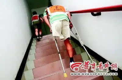 280人比赛爬56层世贸大厦 4美女偷乘电梯被罚下(组图)