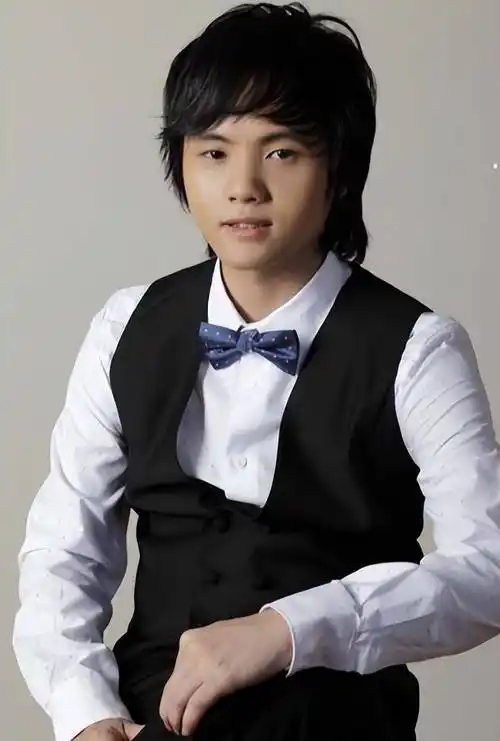 郑源14岁开演唱会,靠一首歌获上亿身家,29岁成最年轻音乐教授_彩铃