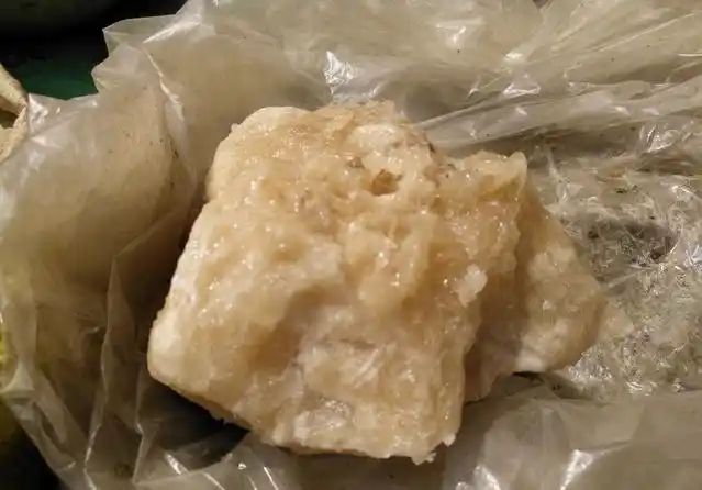 卤水的学名为盐卤,用卤盐水熬盐后,剩下的黑色液体即为盐卤,是氯化镁