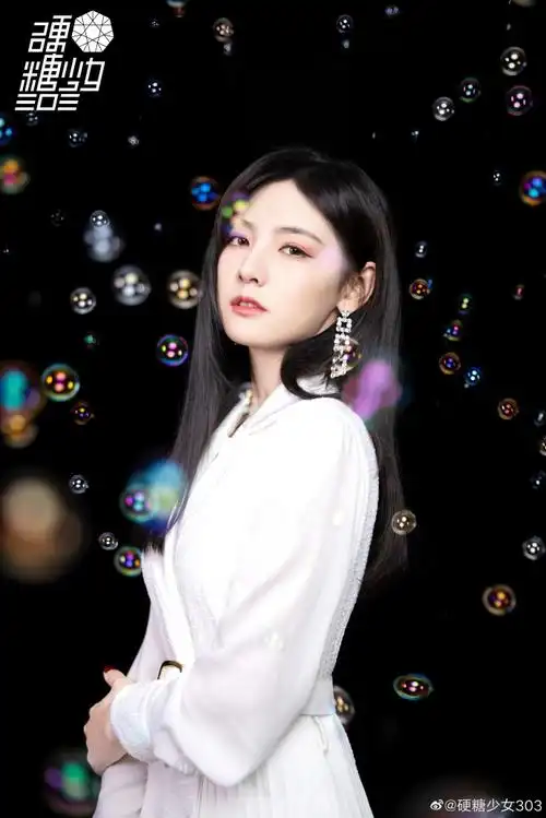 硬糖少女303-赵粤今日知性look现身,温暖江城,点燃暖冬.