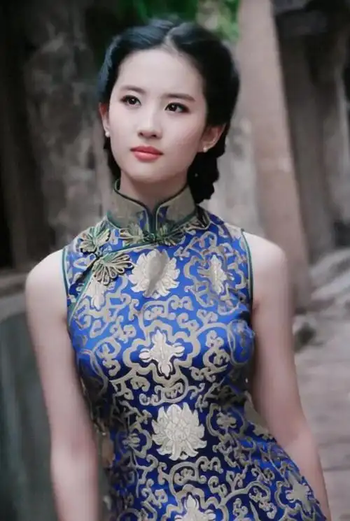 刘亦菲少见的旗袍照清冷与仙气并存站在那里就是一幅画