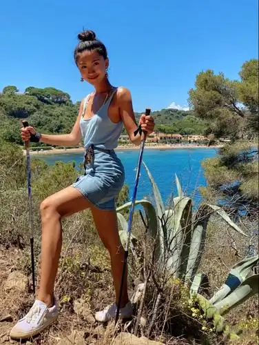 女人皮肤黑不用怕,小麦色皮肤穿这几款衣服,不挑肤色还很靓丽