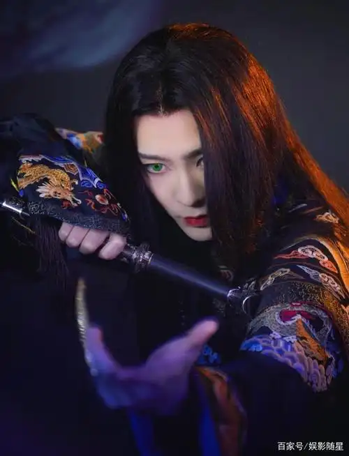 《我的僵尸王爷》持续热更,这样的男神僵尸,林正英都舍不得抓吧