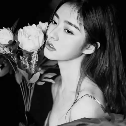 高冷范黑白女生头像