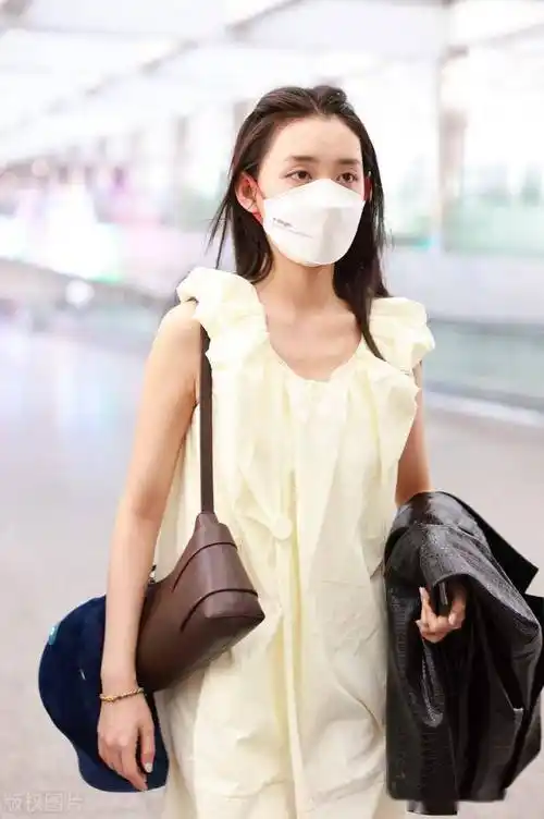 2023年5月10日,北京,蒋依依现身机场.身穿白色连衣裙简约清纯.