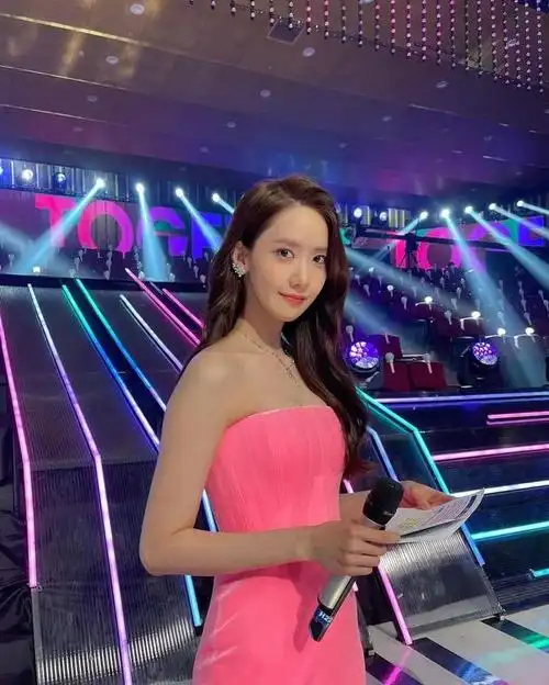 这位1990年5月30日出生的少女时代成员,凭借1米68的身高和出色的才艺