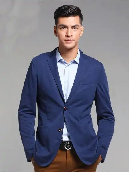 西装绝妙搭配如果你的蓝色西装属于洗白蓝,你可以搭配蓝白格子衬衫