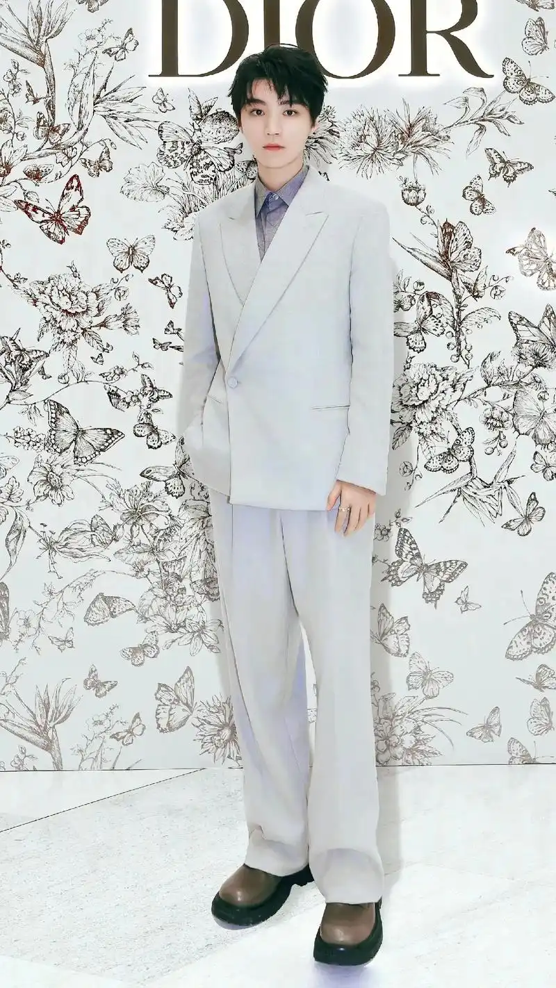 王俊凯#王俊凯迪奥品牌大使 #王俊凯迪奥#西装杀  简直就 - 抖音