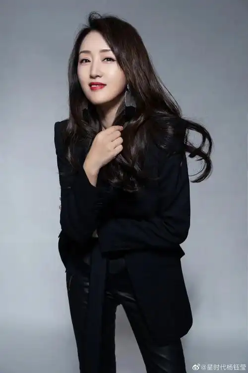 杨钰莹穿黑衣烈焰红唇大波浪卷发!49岁美得让人窒息