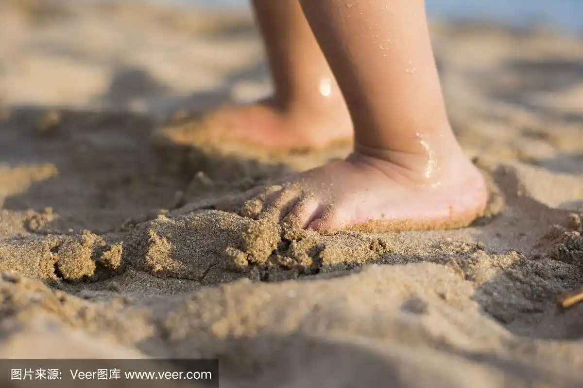 赤脚的孩子在沙滩上