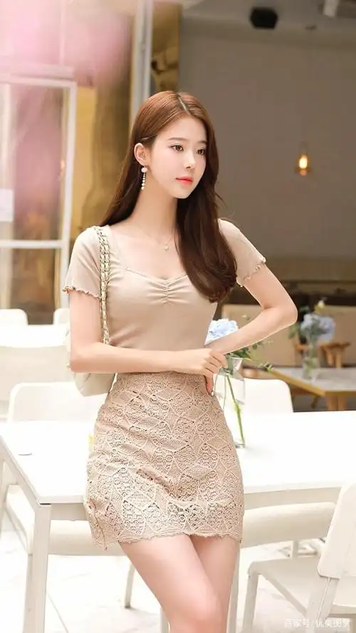 美女模特时尚穿搭:简约时尚长袖针织衫搭配蕾丝包臀裙,秀丽端庄