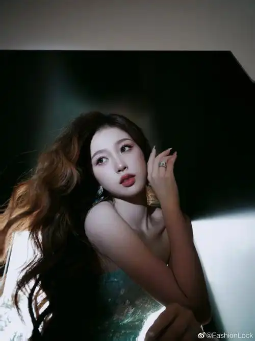 虞书欣丨水绿色亮片抹胸裙78海藻卷发 水绿色亮片抹胸裙,似深海里的