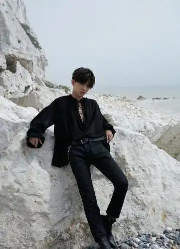 王俊凯终于敢露了衣服不仅透肉还开到胸口网友脸红啦