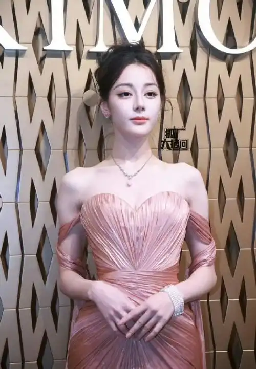 迪丽热巴玫瑰粉裙##迪丽粉巴