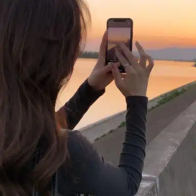 女生夕阳下唯美背影头像图片