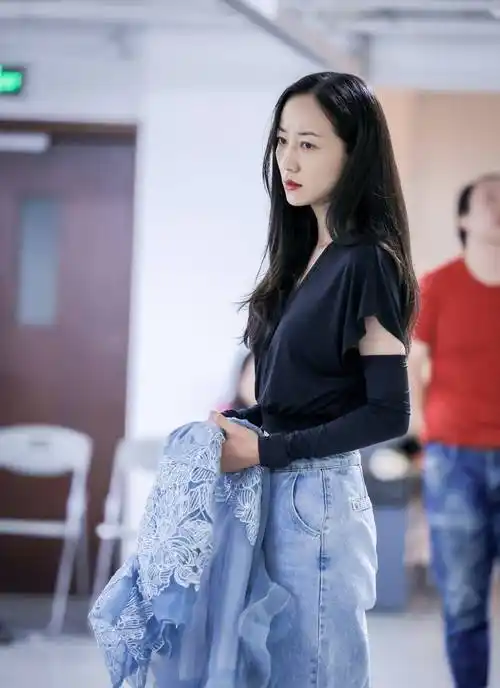 韩雪素颜也很好看,再搭配上t恤 牛仔裤,清爽似少女_上衣_风格_黑色