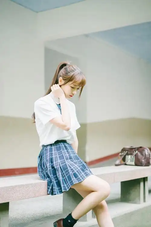 川音校花甜美制服写真图片