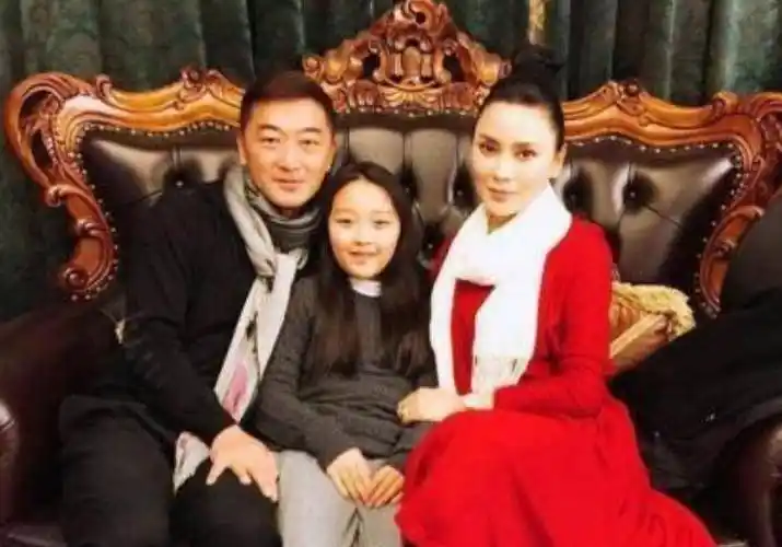 邵峰定居加拿大,豪宅内打球吃烤羊,桌上茅台洋酒成排_生活_刘欣_演艺