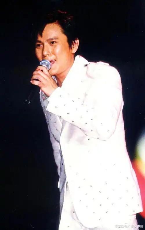 张信哲春日歌会,男神老了,歌声依旧年轻!